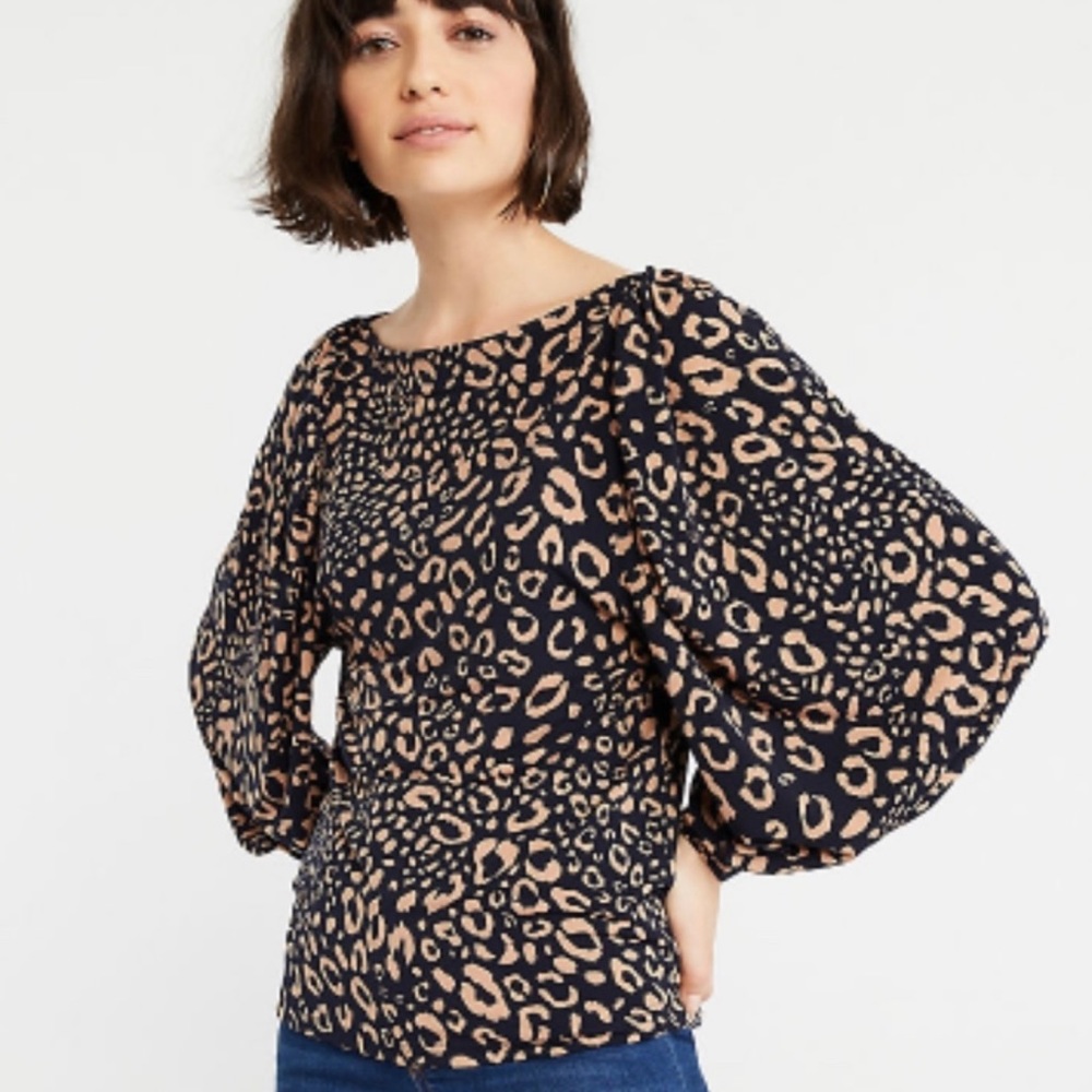 Ann Taylor Navy/ tan leopard print poly stretch top. Batwing sleeve L
